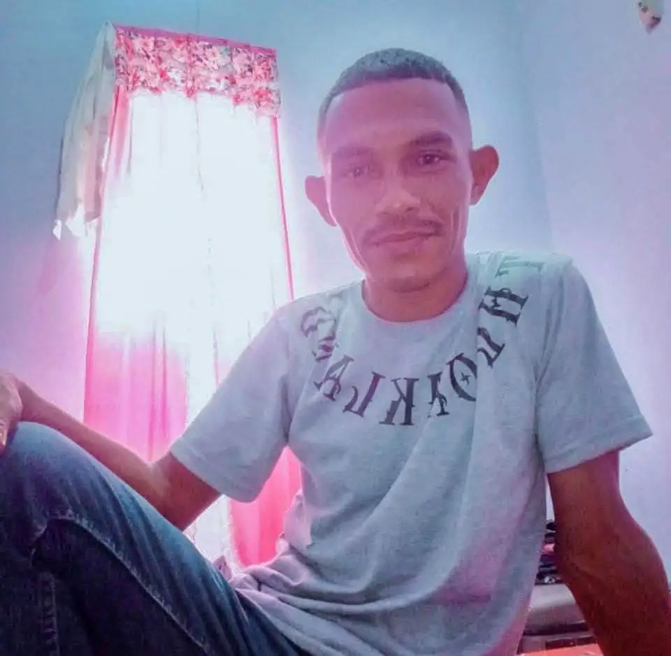 35-year-old Hasim Lumbessy was heading home after a party when the snake attacked him (ViralPress)